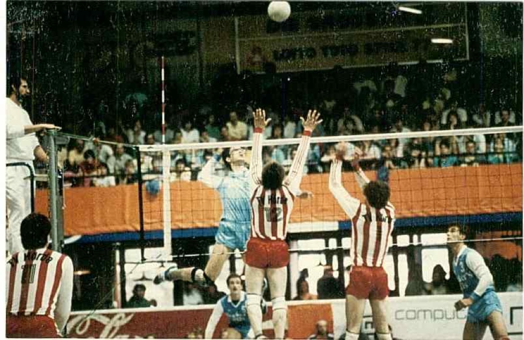 Christoph Schauder beim Volleyball-Angriff, Halbfinale 1988
